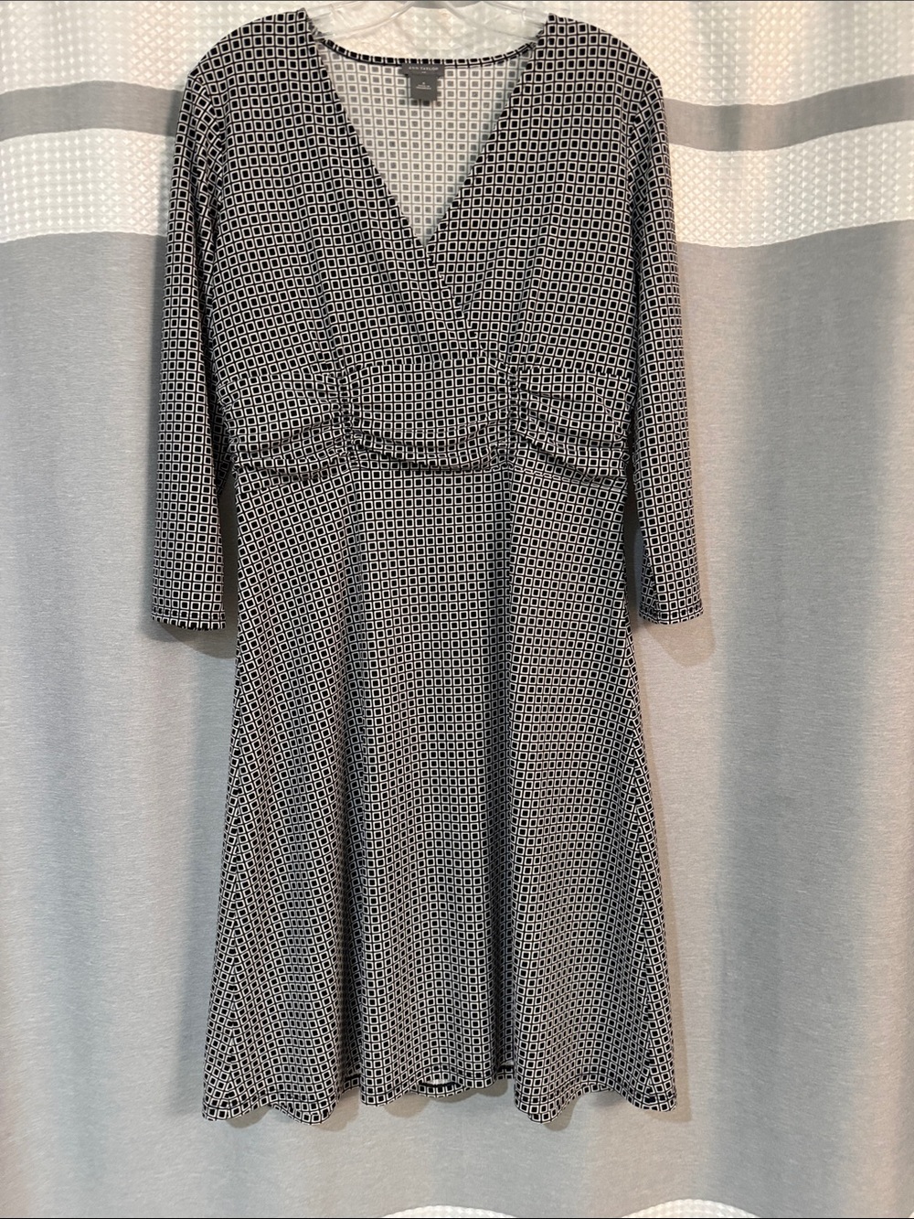 Ann Taylor Black and White Geometric V-Neck 3/4 Sleeve Dress